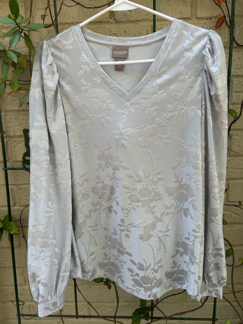 Chico's Light Silver Floral V-Neck Long Sleeve Top with Puff Shoulders
